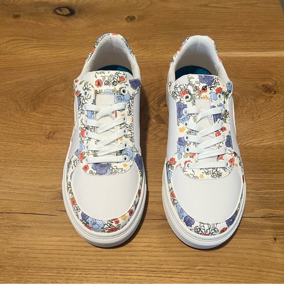 NEW Loci Seven White Blue Floral Low Top Fashion Sneakers EU 37 US 6.5 Reg. $195 - Picture 2 of 12